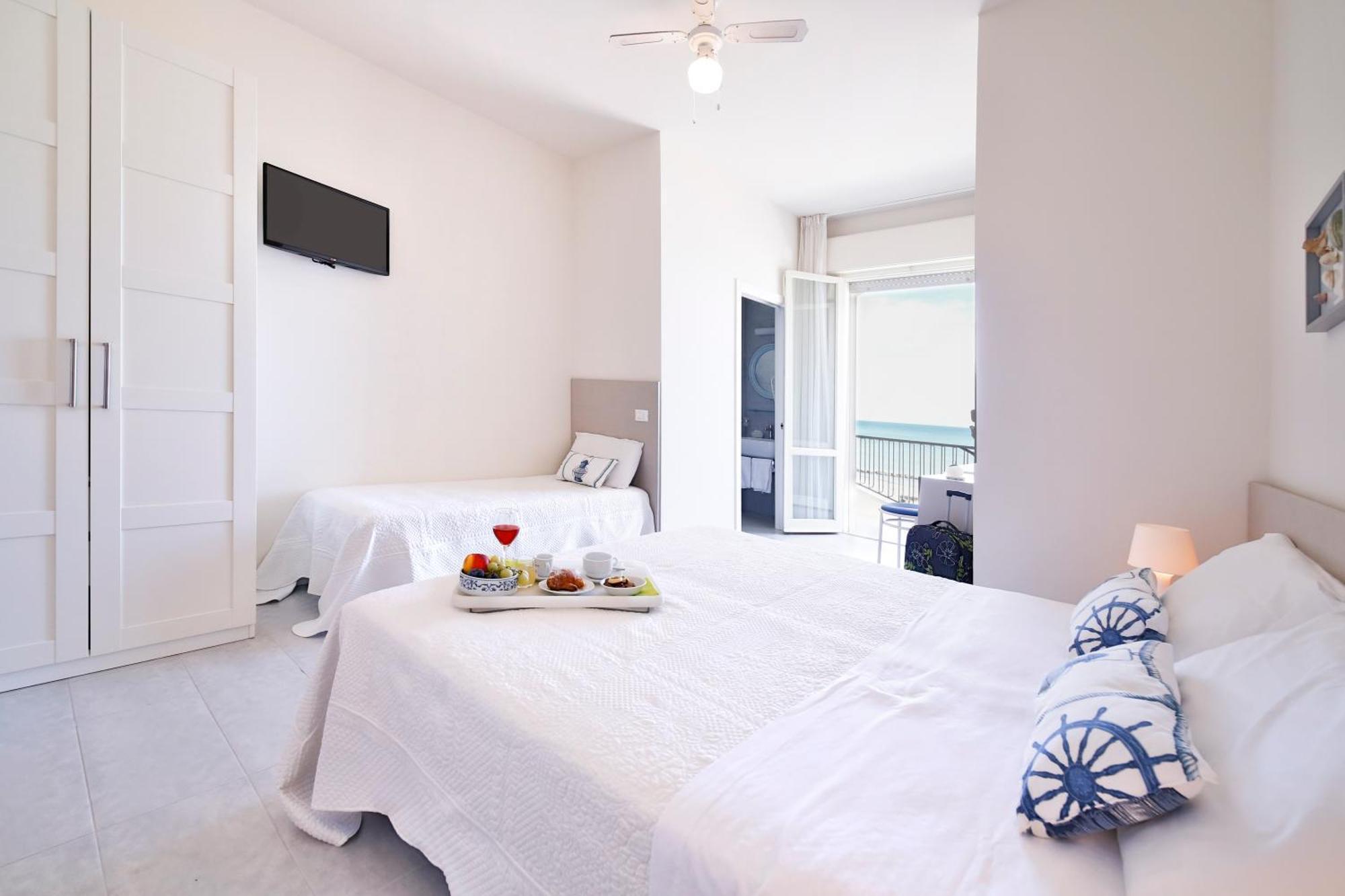 Ambasciatori Hotel - Beach Front -Breakfast Xxl & Brunch Until 12 30Pm Misano Adriatico Extérieur photo