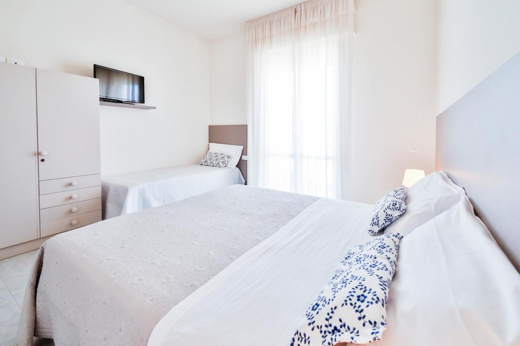Ambasciatori Hotel - Beach Front -Breakfast Xxl & Brunch Until 12 30Pm Misano Adriatico Extérieur photo