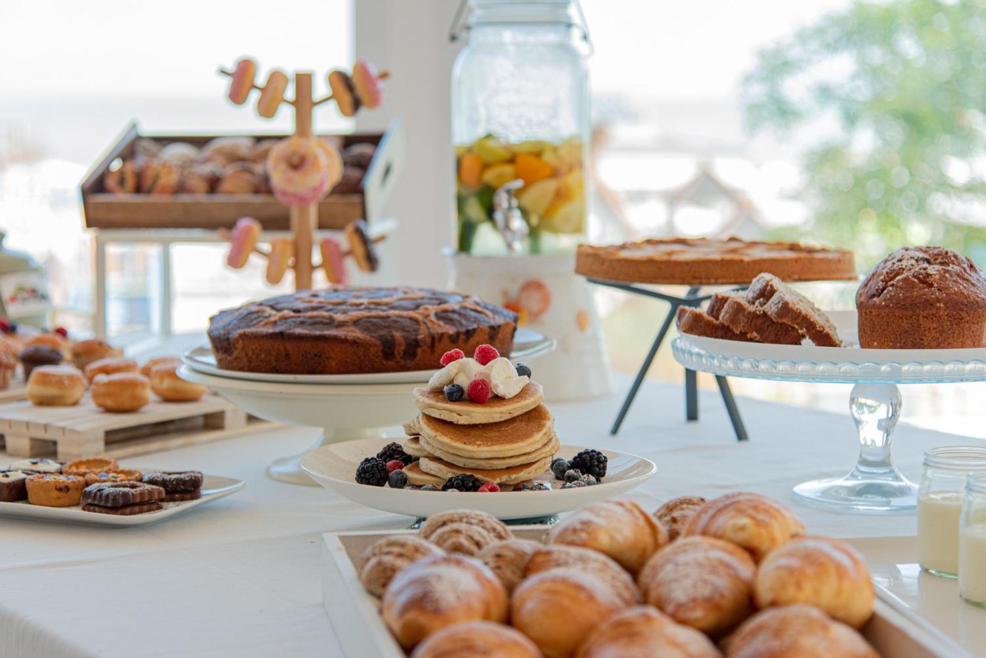 Ambasciatori Hotel - Beach Front -Breakfast Xxl & Brunch Until 12 30Pm Misano Adriatico Extérieur photo