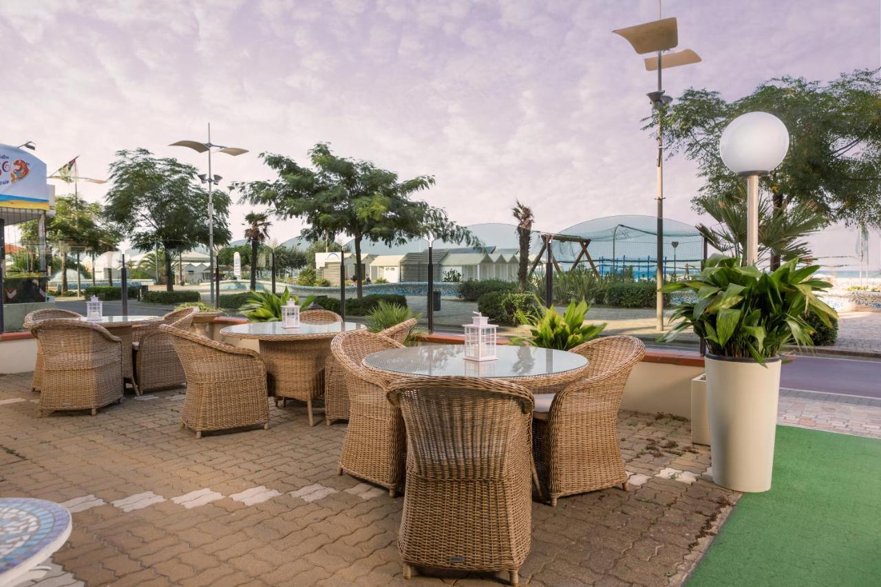 Ambasciatori Hotel - Beach Front -Breakfast Xxl & Brunch Until 12 30Pm Misano Adriatico Extérieur photo